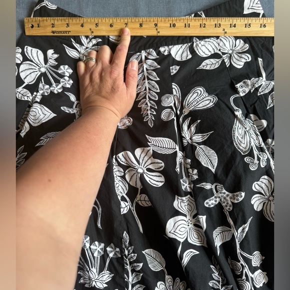 Talbots Flare Pleated Skirt Women’s SZ 10 Black White Floral Cotton MIDI Summer - Picture 6 of 8